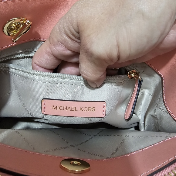 Authentic Michael Kors leather Tote/Crossbody Bag - Picture 5 of 10